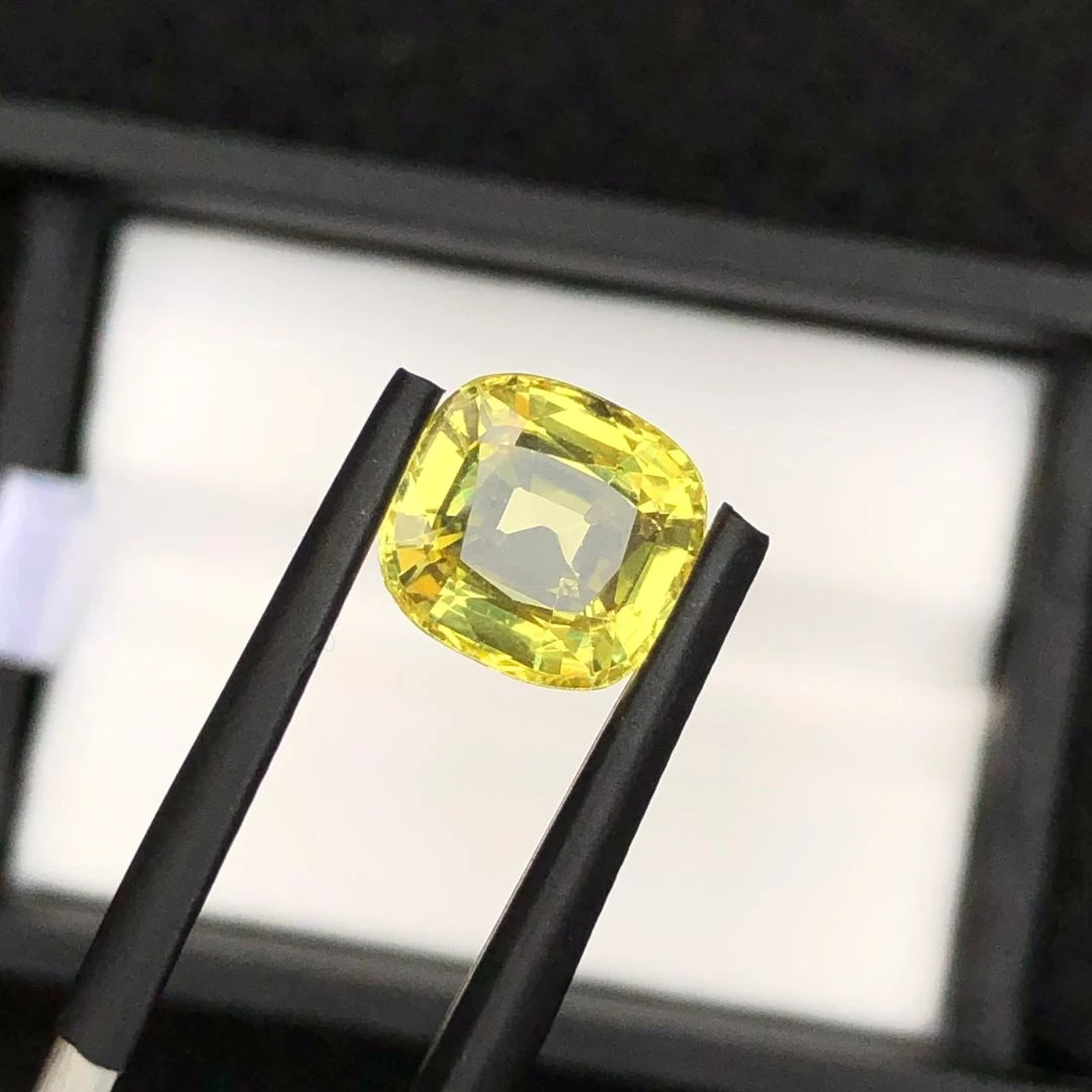 4.27 ct Natural Vivid Yellow Sapphire Cushion Shape Loose Gemstone — view 5